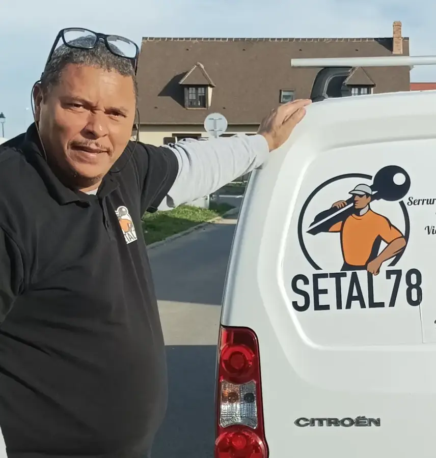 Yves TAlibart Serrurier Setal78 - Pose devant son camion marqué avec son logo